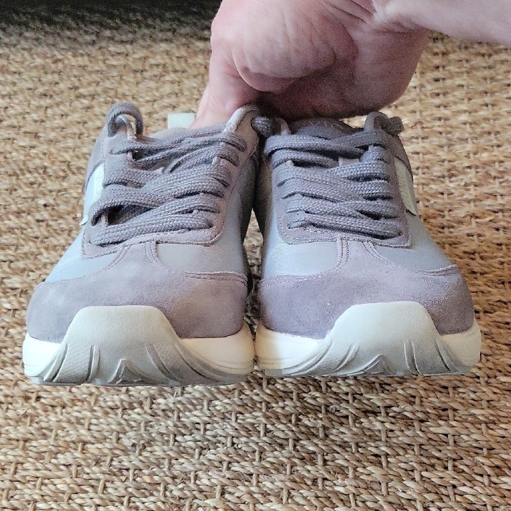Vionic Breilyn Light Gray Suede and Nylon Sneakers Size 5. - Picture 2 of 9